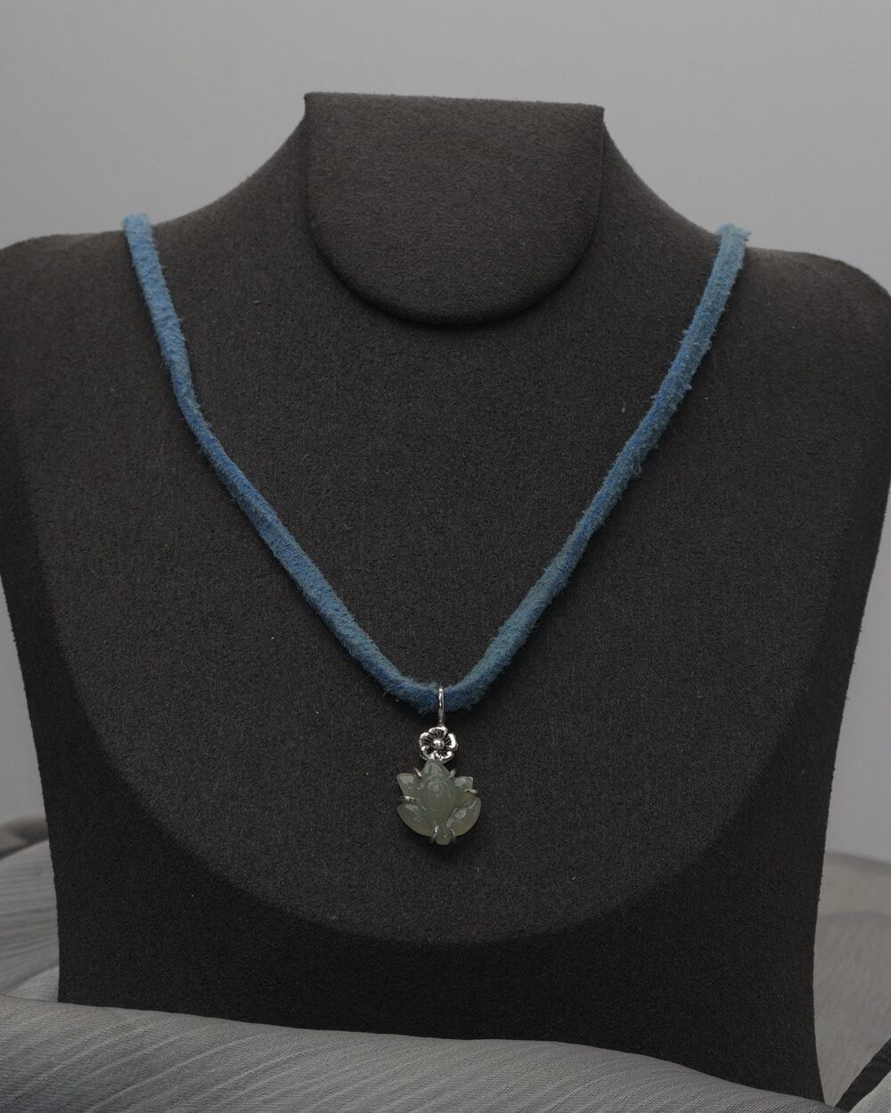 Vintage Sterling Silver Jade Flower Pendant Necklace 2.7G / 18in